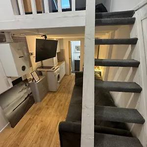  Apartment Duplex 3 Minute Drive From Luton Airport